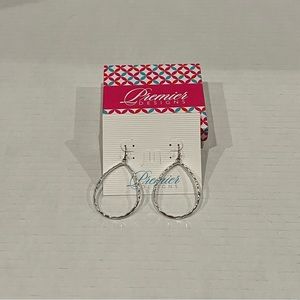 NWT Premier Designs Julia Earring in silver color